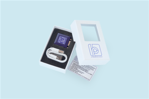 Lieferumfang LPMS-CU3 – Sensoreinheit, Anschlusskabel, Box und Infokarte