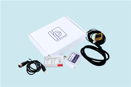 Lieferumfang LPMS-IG1P RS232 – Sensoreinheit, Anschlusskabel, Box, Infokarte sowie GPS/BD-Antennenkabel