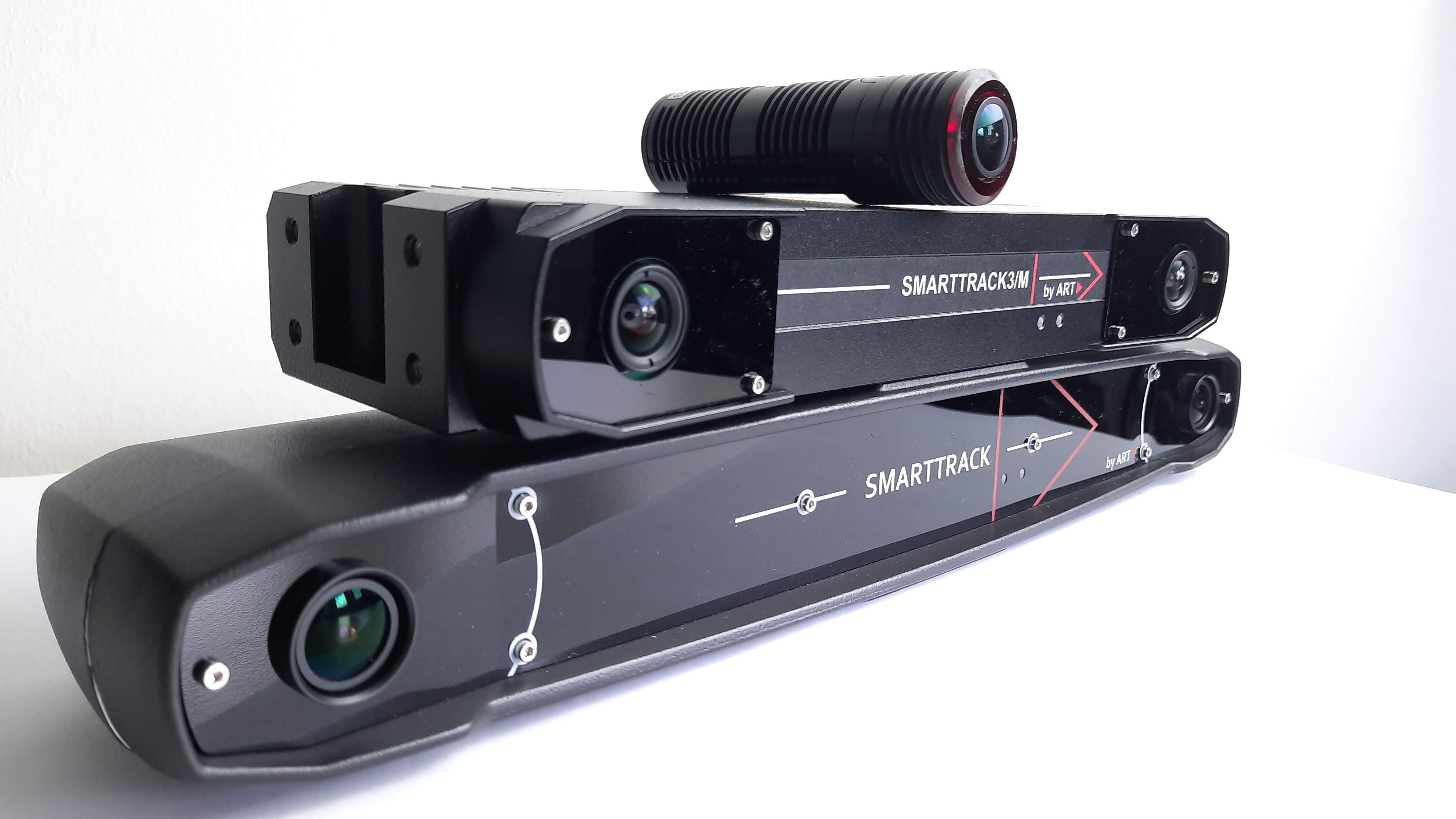 ART SMARTTRACK, SMARTTRACK3_M und ARTTRACK6/M optische Tracking-Kameras gestapelt vor weißem Hintergrund