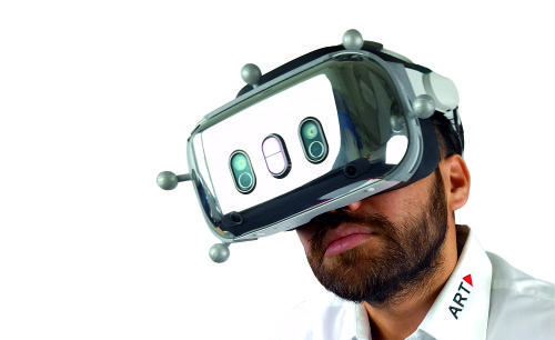 ART HMD Target auf Varjo XR-4 Headset getragen von Mann vor weißem Hintergrund